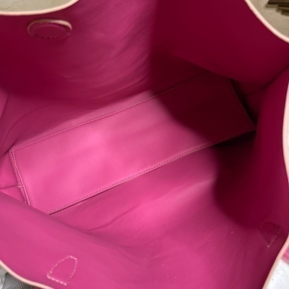 Brand new Forever 21. NWT. Cute pink interior. Very spacious. - Picture 7 of 10